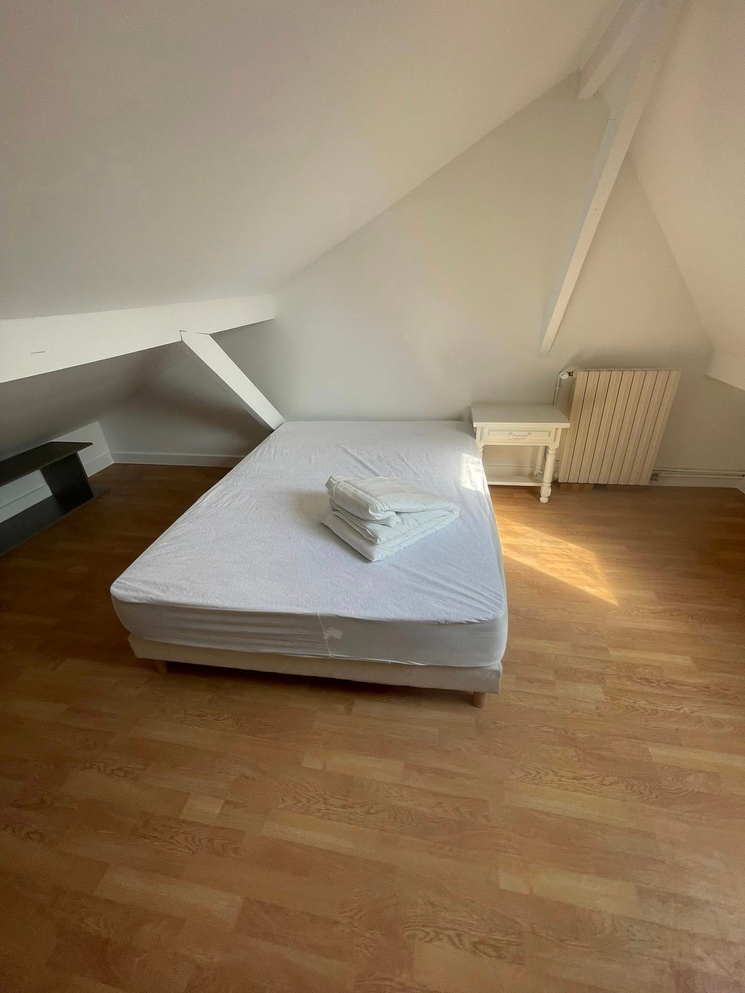 Chambre dont le sol usé est remplacé par un parquet massif en chêne, rendu généré avec Voilà (avant)