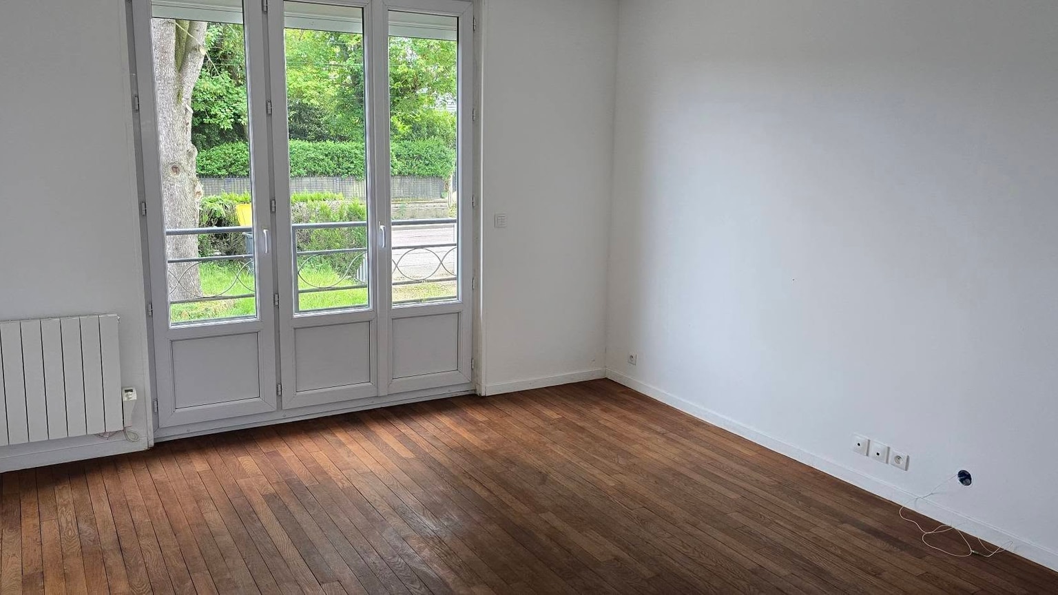 Salon transformé par une simple peinture bleu marine, rendu généré avec Voilà (avant)