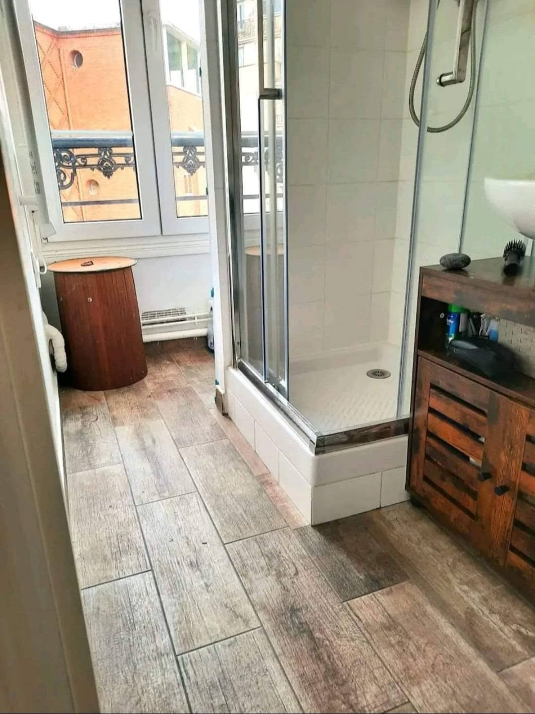Salle de bain rhabillée en faïence zellige bleue avec vasque en chêne, rendu généré avec Voilà (avant)